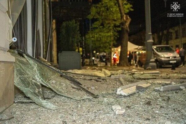 Пострадали более двух десятков авто и 20 домов: как выглядит центр Одессы после удара ракетами 