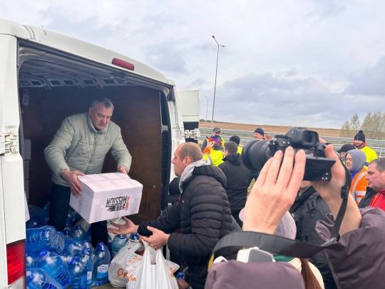 У 30-кілометровому заторі люди стоять 10 днів: на кордоні з Польщею створили Штаб допомоги українським водіям