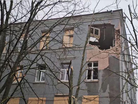 Ворог атакував житлові квартали Херсона, постраждала літня жінка