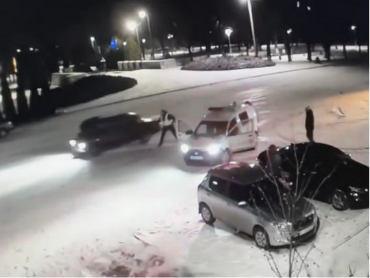 Під Києвом п'яний водій мало не задавив поліцейського, який його ловив (відео)