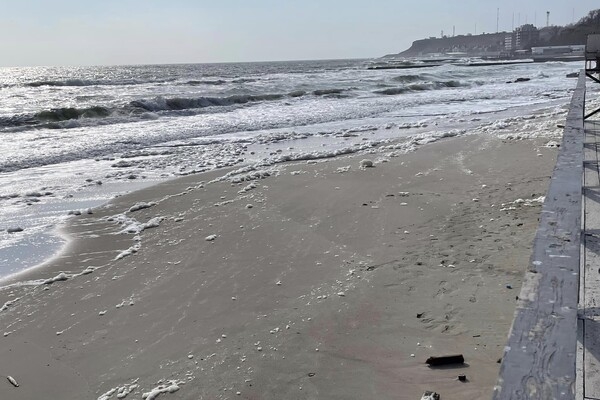 Морское капучино: одесское побережье заполонила удивительная пена