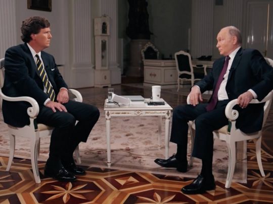 «Чому ви підтримуєте неонацистів?»: що сказав путін в інтерв’ю Карлсону Такеру
