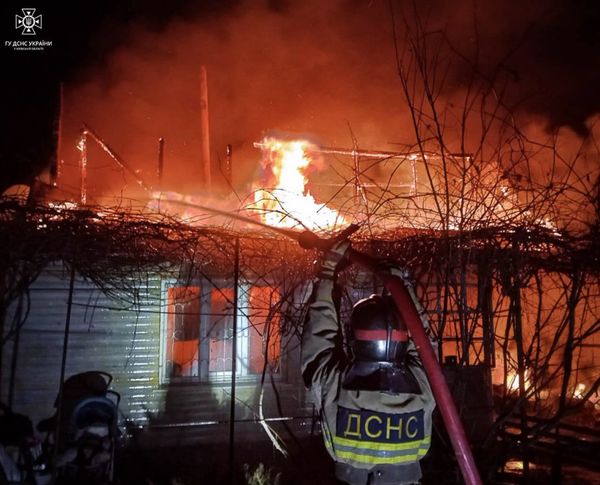 Діти та дорослі потрапили в пастку: під Києвом загорівся будинок, а вихід на вулицю перекривали грати