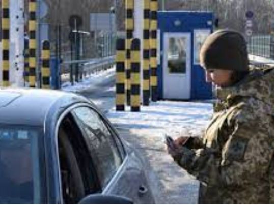Доведеться отримувати довідку без проходження ВЛК: як може виїхати за кордон чоловік, у якого дружина з інвалідністю