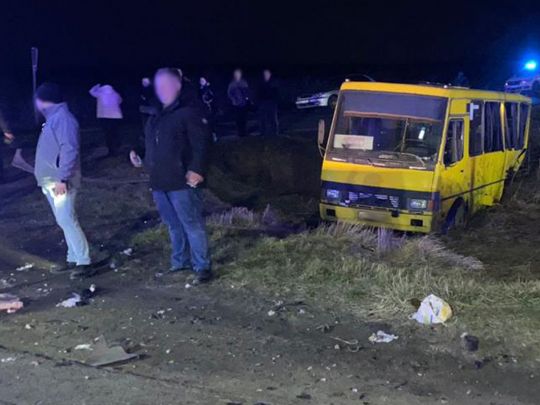 Моторошна ДТП на Львівщині: під час зіткнення авто з маршруткою двоє людей випали на трасу під колеса фури