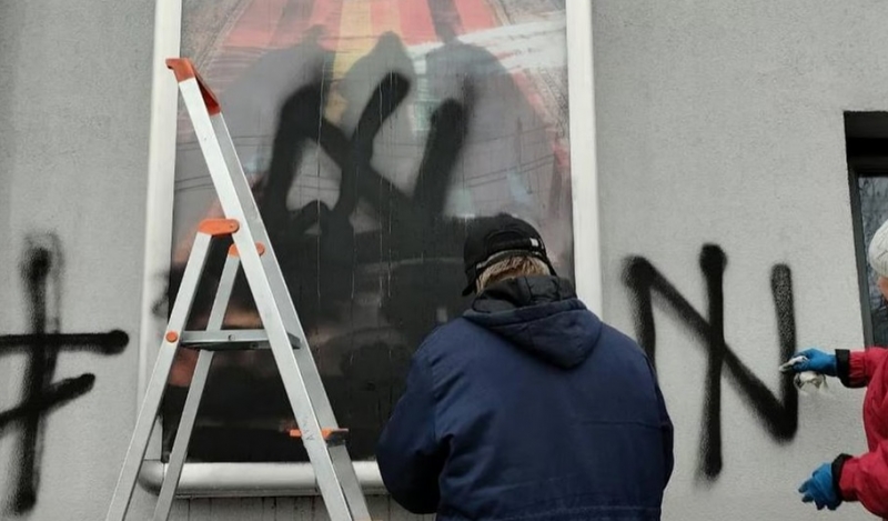 Невідомі вандали «напали» на кінотеатр «Жовтень» у Києві через прем'єру фільму на тему ЛГБТ (фото)