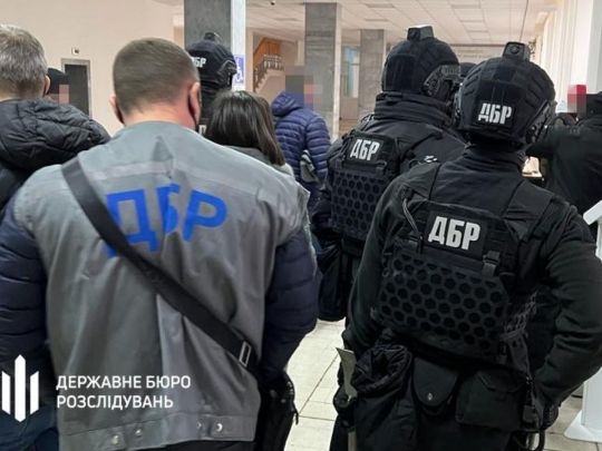 Оформляв ухилянтів «водіями»: правоохоронець організував ТОВ і переправляв чоловіків за кордон