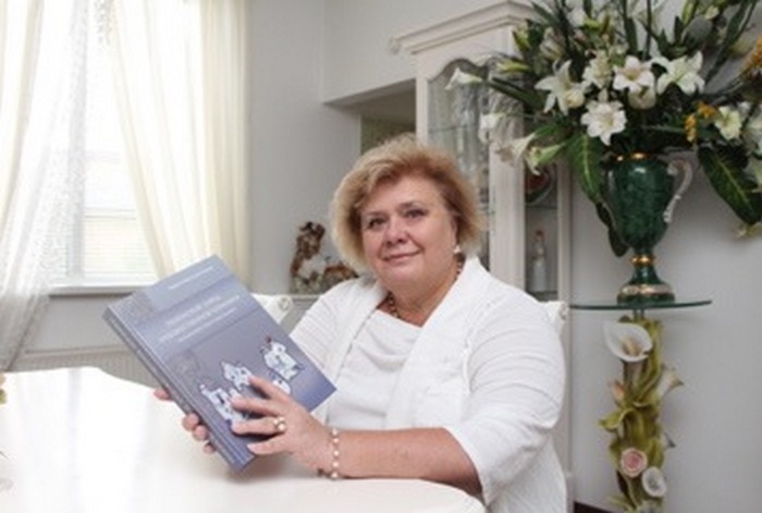 «Перші фруктовниці використовувалися винятково для сервірування столу у королівських палацах», — колекціонерка фарфору Людмила Карпінська-Романюк
