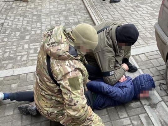Погрожували вбити дитину: у Запоріжжі спіймали бандитів, які тероризували сім'ю загиблого бійця ЗСУ