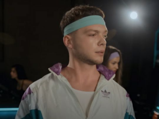«Робили пропозицію та відзначали весілля»: популярний співак презентував кліп у стилі 80-их