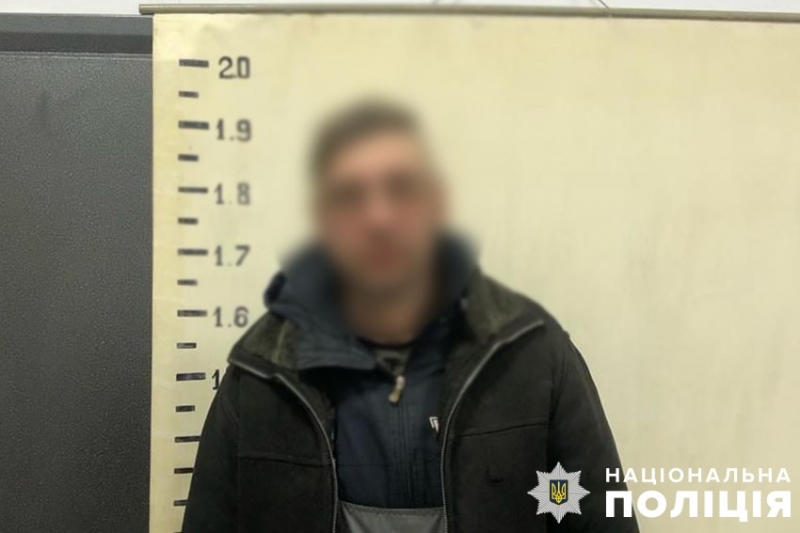 У Києві грабіжники напали на військового, вдаривши цеглиною по голові: момент потрапив на відео