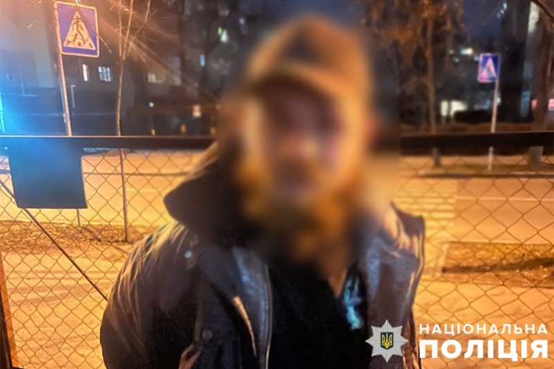 У Києві грабіжники напали на військового, вдаривши цеглиною по голові: момент потрапив на відео