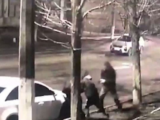 У Києві грабіжники напали на військового, вдаривши цеглиною по голові: момент потрапив на відео