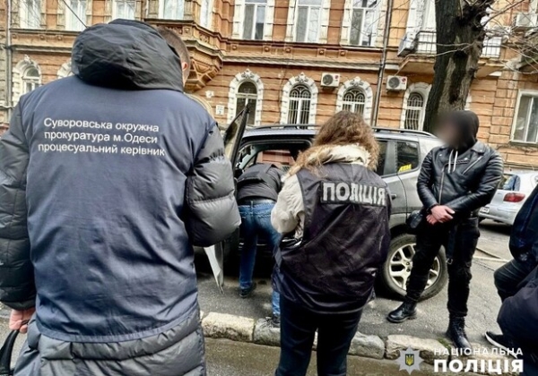 Одессит предлагал за взятку за членство в организации "антикоррупционеров"
