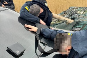 Инспектор Одесской таможни наживался на вывозе из Украины наличных денег: какое наказание ему грозит