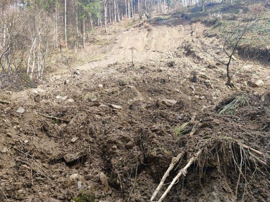 Через зсув ґрунту на Драгобраті пошкоджено автошлях Мукачеве — Івано-Франківськ — Львів (фото)