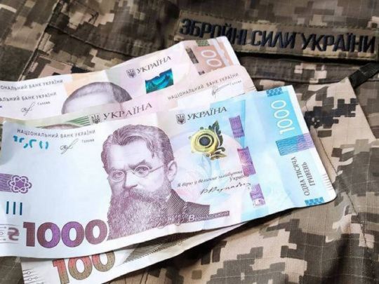 Людей менше — грошей більше: в Україні вигадали дивний спосіб збільшити виплати військовим «на передку»
