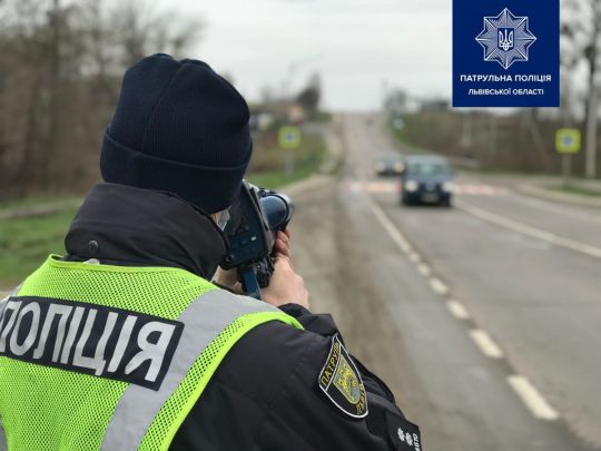 Не жуйте жуйку за кермом: названо ознаки, за якими поліція обирає авто для зупинки