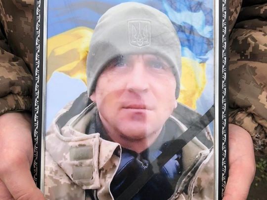 Остання дорога тягнулась 9 місяців: на Хмельниччині попрощались з захисником України