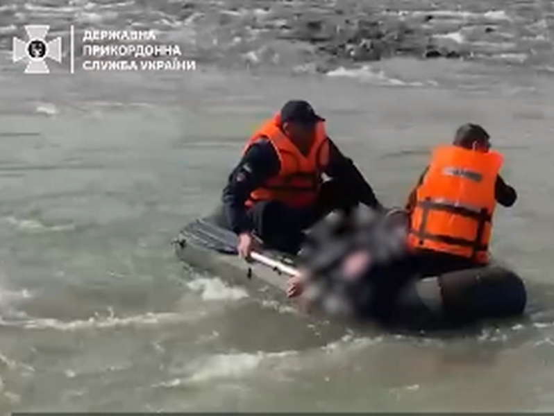 Рахунок ухилянтів, які потонули в Тисі, йде вже на десятки: з річки у Закарпатті виловили тіло чергового втікача-невдахи (відео)