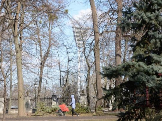 Спека під кінець березня та похолодання на початку квітня: яку погоду синоптики обіцяють українцям найближчими днями