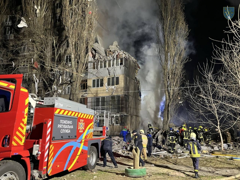 «Тут просто жах»: в Одесі після удару безпілотника зруйновано багатоповерхівку, є жертви (фото, відео)