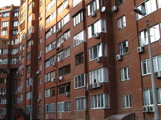 У Києві чоловік стріляв з балкону у двір багатоповерхівки: чим все закінчилось