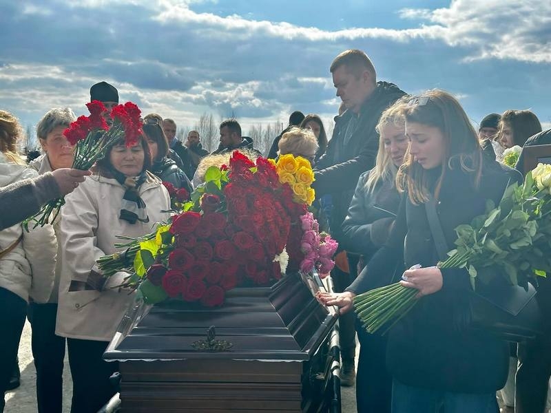 Загинув внаслідок ракетного удару по Києву: в Бучі поховали місцевого жителя, який вважався зниклим безвісти
