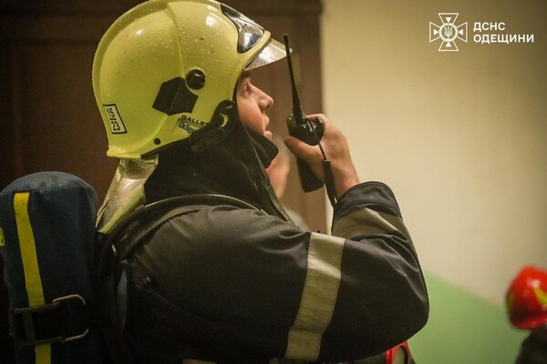 В Одессе на Дерибасовской вспыхнул пожар в жилом доме