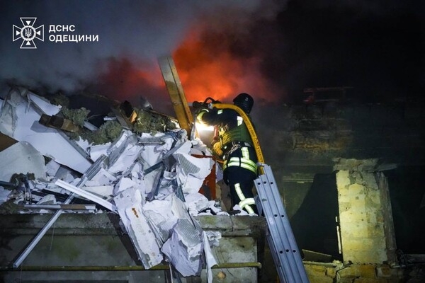 Из-за атаки "шахедов" ночью в Одессе пострадали девять человек и 14 квартир (фото, видео)