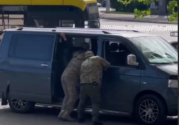По сети "гуляет" очередное видео задержания мужчины сотрудниками ТЦК в Одессе
