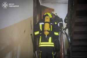 В Одессе на Дерибасовской вспыхнул пожар в жилом доме