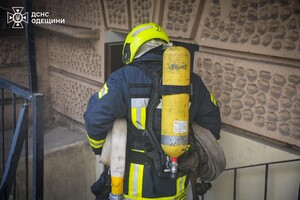 В Одессе на Дерибасовской вспыхнул пожар в жилом доме