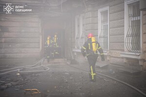 В Одессе на Дерибасовской вспыхнул пожар в жилом доме