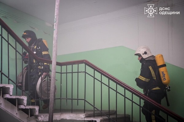 В Одессе на Дерибасовской вспыхнул пожар в жилом доме