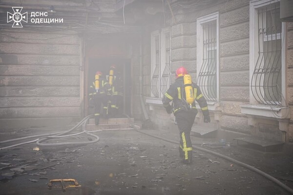 В Одессе на Дерибасовской вспыхнул пожар в жилом доме