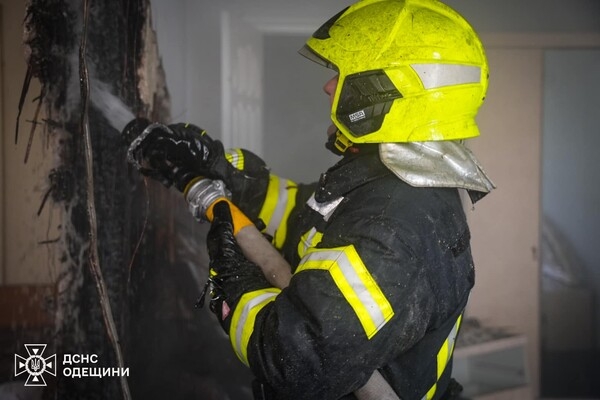 В Одессе на Дерибасовской вспыхнул пожар в жилом доме