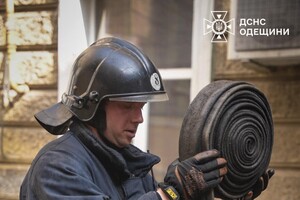 В Одессе на Дерибасовской вспыхнул пожар в жилом доме
