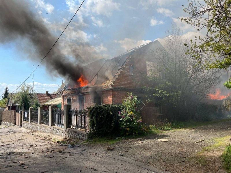 Десятки приватних будинків пошкоджено внаслідок падіння уламків ракети у Дніпрі (фото)