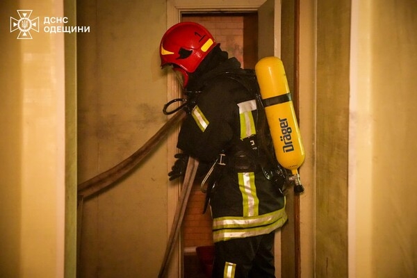 В Одессе на Дерибасовской вспыхнул пожар в жилом доме