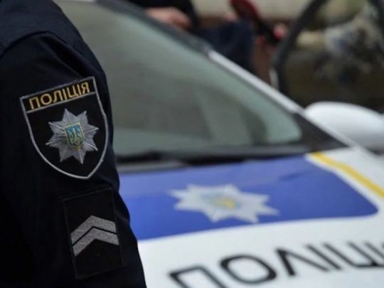 На Закарпатті озброєний любитель дармової випивки взяв у заручники продавчиню магазину (фото)