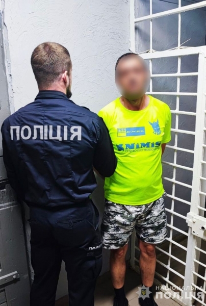 На Закарпатті озброєний любитель дармової випивки взяв у заручники продавщицю магазину (фото)