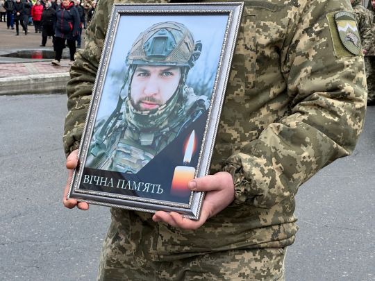 Ніколи не боявся небезпечних завдань: на Хмельниччині попрощалися з воїном-героєм з позивним «Тор»