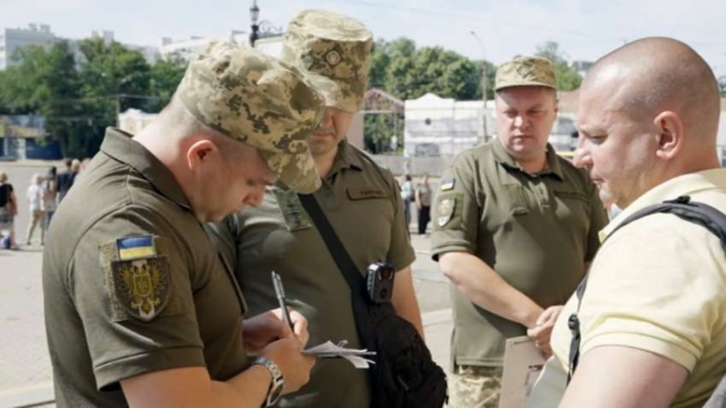 Працівники поліції можуть затримувати та доставляти військовозобов’язаних до ТЦК та СП, але за певних обставин: адвокат про нюанси мобілізації