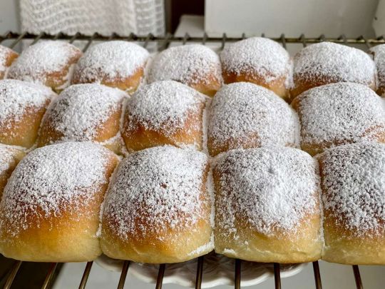 Пухкі пісні булочки з яблуками: чудовий рецепт з універсального тіста
