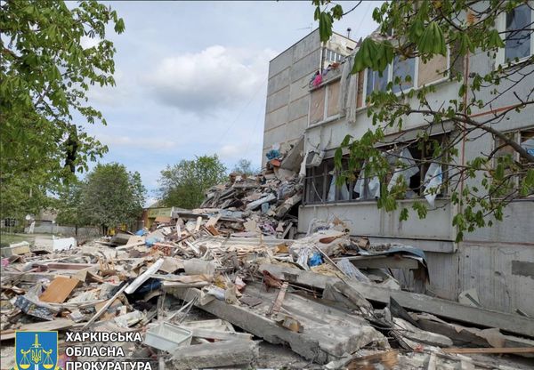 Терористи вдарили по багатоповерхівці у Вовчанську планерувальним боєприпасом: є жертви та поранені