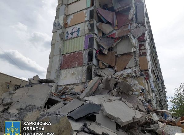 Терористи вдарили по багатоповерхівці у Вовчанську планерувальним боєприпасом: є жертви та поранені