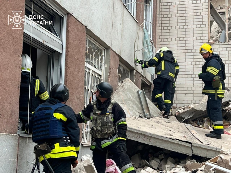 «Української рішучості достатньо. Потрібна достатня рішучість партнерів»: Зеленський відреагував на обстріл Чернігова (фото, відео)