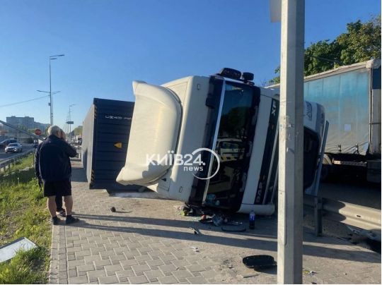 В Києві на Кільцевій дорозі перевернулась фура (відео)