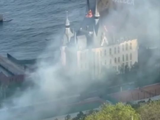 В Одесі після обстрілу горить «Замок Ківалова», є жертви (відео)
